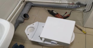 Установка напольного унитаза в Павловском Посаде: монтаж под ключ от СантехДомПвл от 5081 рублей.